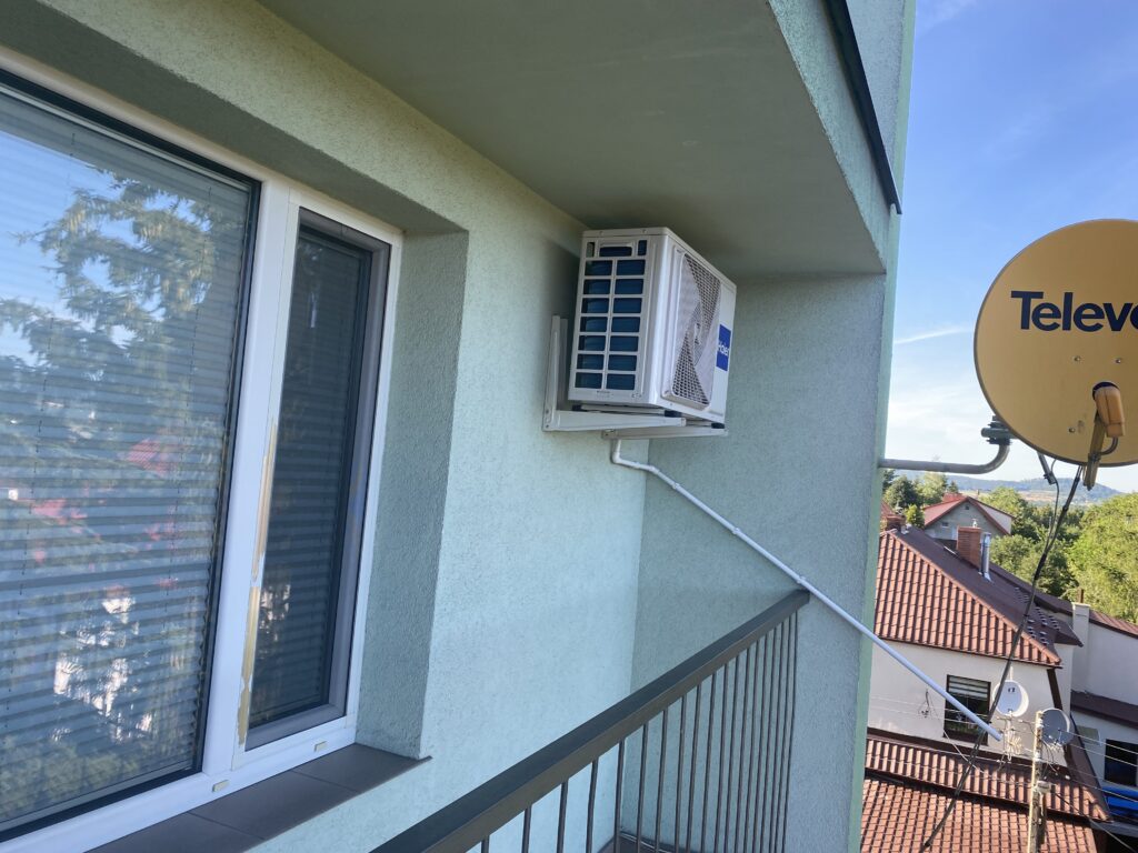 klimatyzacja zamontowana na balkonie
